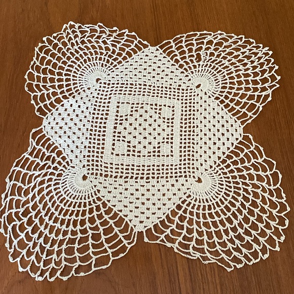 VTG Handmade Crochet Doilies Set of 4 - Picture 7 of 10
